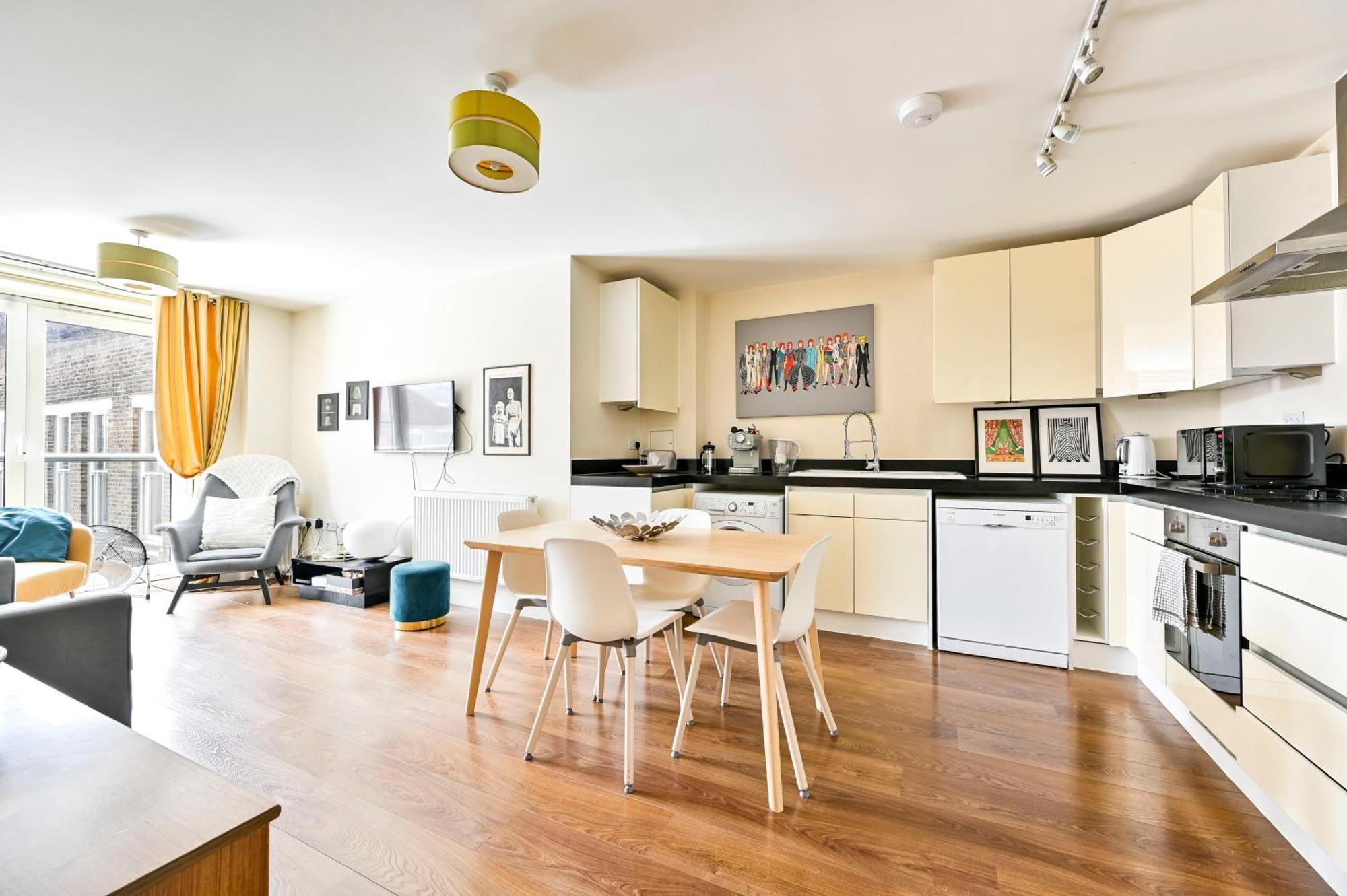 2 Bed Flat Next Old Street Tube Londra